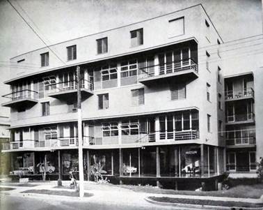 El edifico de apartamentos de Calzada y 8, Vedado, expresa en fachada, con la alternancia de cierres de vidrios y muros opacos, la distribuci&oacute;n interna de las c&eacute;lulas d&uacute;plex. Max y Enrique Borges Recio, Arquitectos (Tabla 1, No. 7).