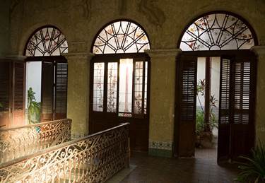 Serie de arcos de medio punto que enlazan con las galer&iacute;as que rodean al patio central.