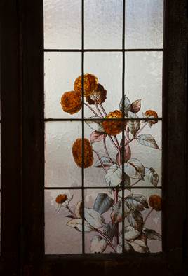 Detalle de la vidrier&iacute;a con motivos florales pintados a mano. 