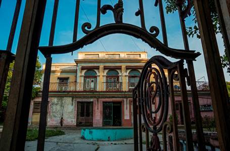 Villa Ordu&ntilde;a en el Vedado. Vista desde su acceso principal.