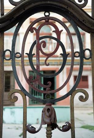 Detalle de una de las hojas de la reja de acceso con las iniciales O y P (Ordu&ntilde;a Pesant). 