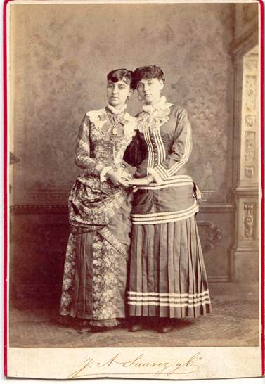 Mar&iacute;a Luisa Ordu&ntilde;a y Narganes junto a su hermana Julia Am&eacute;rica, hijas de Juan Bautista, en 1882. 