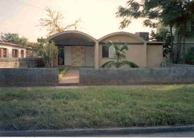 Primera vivienda construida con bloques machihembrados de suelo-cemento. Matanzas, 1992. Proyecto: Dania Gonz&aacute;lez Couret y Nelson Navarro Campos. 
