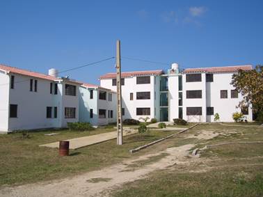 Conjunto de viviendas para trabajadores de la CUJAE construido con entrepisos y cubiertas de losa canal de ferrocemento y terminaci&oacute;n con tejas de micro-hormig&oacute;n (TEVI), 1996. Proyecto: Emilio Escobar y Hugo Wainstock. 
