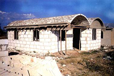 Vivienda en construcci&oacute;n en Matanzas con paredes de canto y cubierta de b&oacute;vedas del mismo material local. Es posible apreciar los tensores y aleros contrafuertes de hormig&oacute;n armado para contrarrestar el empuje horizontal de las b&oacute;vedas. 