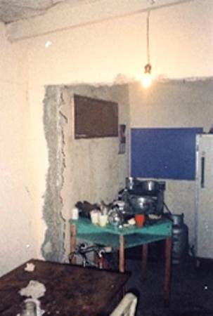 UHaTE en Barrio La Florida (1991) Santa Fe Capital. Interior de las tiras, dos piezas conectadas por la apertura del vano. Enseres de cocina. 