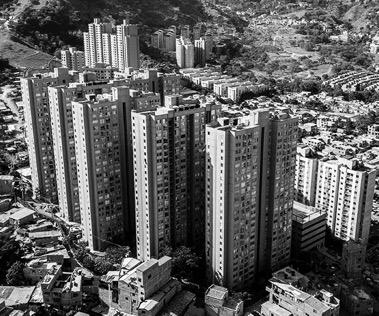 Imagen aérea del edificio típico de vivienda de interés social en Colombia. 