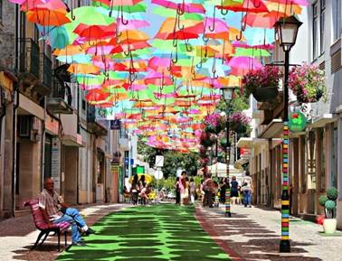 Uso de paraguas como protecci�n solar del espacio urbano. �gueda, Portugal.