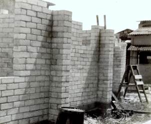 Construcci�n experimental de bajo consumo energ�tico y material, en Cocosolo, La Habana, 1990-93, con bloques de suelo local estabilizados con cemento Portland (5-7%). Proyectistas: Alfonso Alfonso, Gabriela Peterssen y otros colaboradores del Programa del ISPJAE-RDA. 