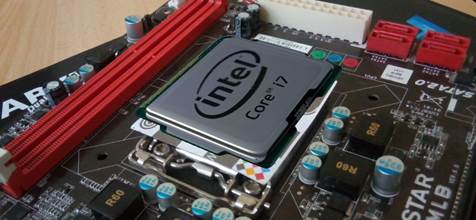 Motherboard real con microprocesador virtual.