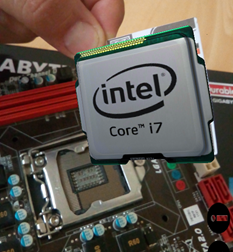 Estudiante manipulando un componente virtual.