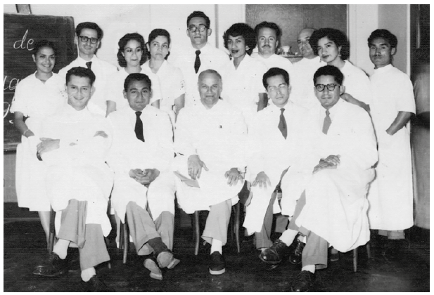 Inicios del Servicio de Psiquiatría del HNGAI en 1956. Sentados, de izquierda a derecha: Doctores Enrique Document, Oscar Valdivia, Carlos Alberto Seguin, Sergio Zapata, Andrés Cáceres. De pie, de izquierda a derecha: Sec. Frida Vargas, Dr. José Alva, Enf. Alicia Iglesias, Enf. Irene Indiveri, Dr. Enrique Ghersi, Sec. Leonor Maturana, Enf. Oswaldo Paredes, Enf. Armando Martell, Sec. Yolanda Álvarez, Aux. Enf. Quintín.