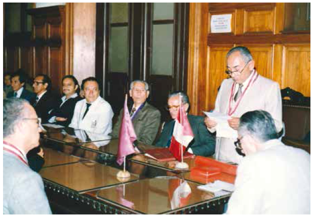 Oscar Valdivia Ponce brindando un discurso en la Facultad de Medicina de la UNMSM, cuando le fue otorgado en Título de Profesor Emérito en 1988.