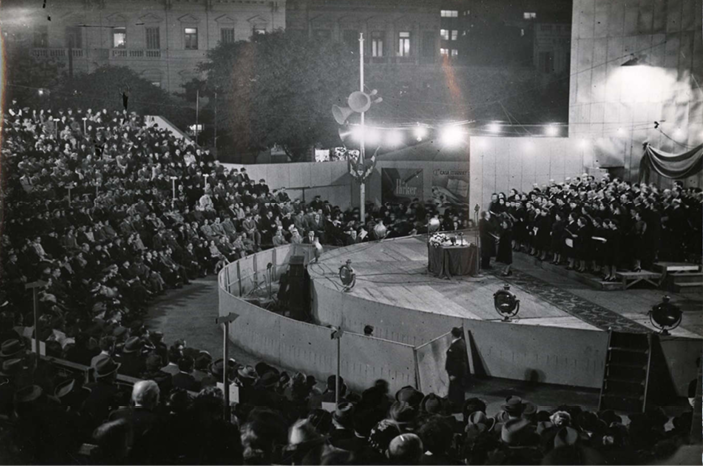 Actuaci�n de un coro en el escenario del Teatro Griego, primera Feria del Libro, 1943. 