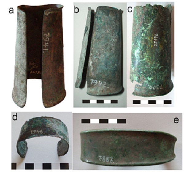 a-b-c) brazaletes tubulares; d) pulsera; e) manopla de Pueblo Viejo de Rodeo Colorado (a: 7941-26172; b: 7942-26173; c: 7300-25196; d: 7946-26177; e: 7887-26115). Corresponde a la numeraci&oacute;n del Inventario del MCNLP, Colecci&oacute;n M&aacute;rquez Miranda.