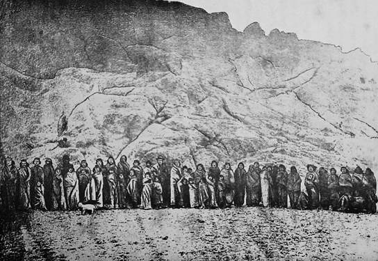 El cacique Orkeke y su grupo o red familiar. Fuente: Nicanor Larraín (1883)