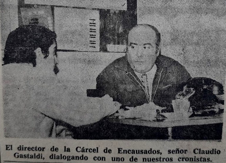 El director de la cárcel con la prensa
