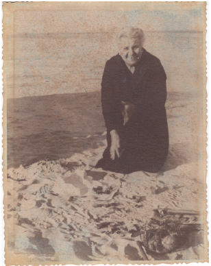 Amelia Largu&iacute;a junto a un conjunto de piezas