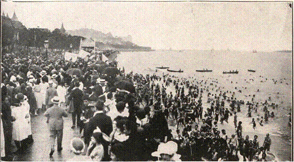 Tradicional banho de mar durante o Carnaval de 1922 na praia do Flamengo
