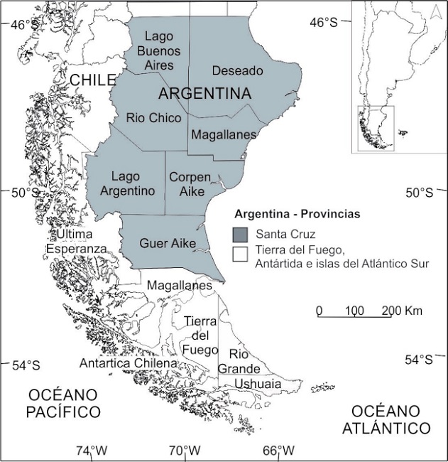 Mapa pol&iacute;tico de Patagonia Austral: 1) provincias argentinas de Tierra del Fuego, Ant&aacute;rtida e islas del Atl&aacute;ntico Sur (gris claro) y Santa Cruz (gris oscuro); 2) regiones chilenas de Magallanes y la Ant&aacute;rtida chilena (izquierda en blanco).