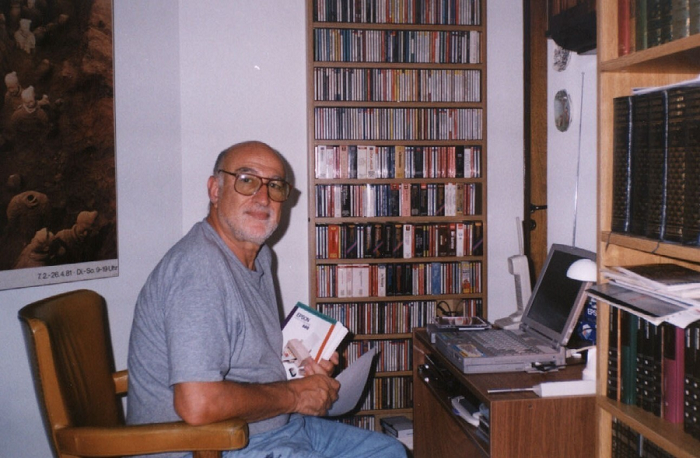 Dr. Néstor O Bianchi, en el escritorio de su casa en La Plata.