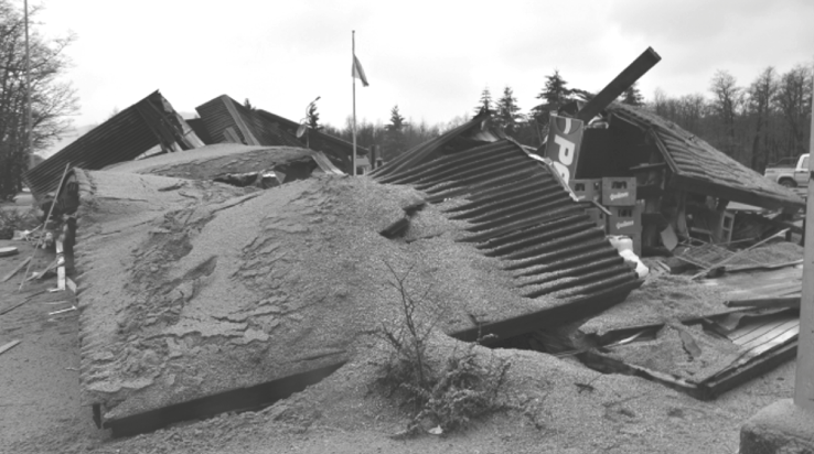  Los efectos de la ceniza volc&aacute;nica en los techos. Paso Internacional Cardenal Samor&eacute;, Neuqu&eacute;n. 2011. Imagen captada el 8 de Junio de 2011, 4 d&iacute;as despu&eacute;s de iniciada la erupci&oacute;n