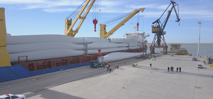 Recepci&oacute;n de las aspas de los aerogeneradores en el muelle multiprop&oacute;sito del Puerto Ingeniero White, octubre 2017.