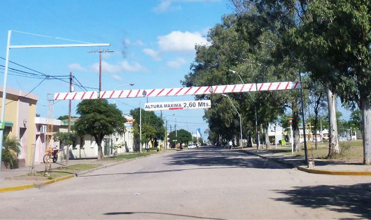 Barrera que impide el ingreso de maquinaria agrícola al centro de Sebastián Elcano.