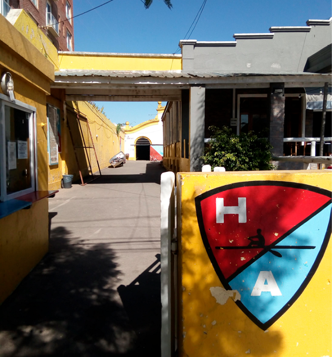 Deterioro del Club Regatas Hispano. Vista desde la calle.