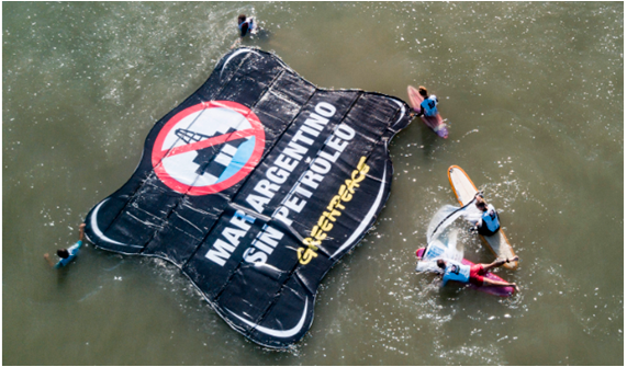 Simulaci�n de una mancha de petr�leo en playa Varese desarrollada por Greenpeace.