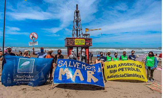 Recreaci�n de una torre de petr�leo en playa Grande, Mar del Plata.