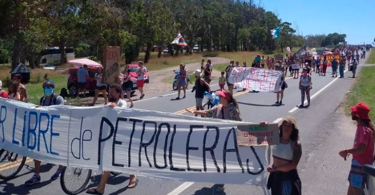Im�genes de las protestas frente a la residencia oficial de Chapadmalal.