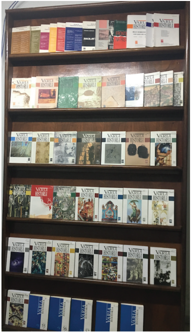 Estante com a cole&ccedil;&atilde;o Varia Historia. Foto: Regina Horta Duarte.