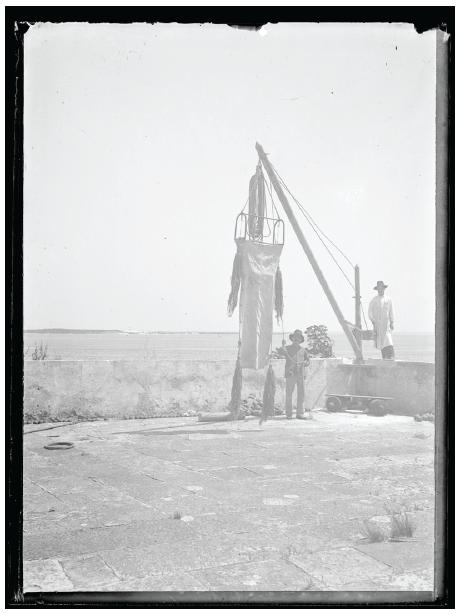 Guindaste com a draga chalut, usada na expedi&ccedil;&atilde;o a Albarquel em 1906