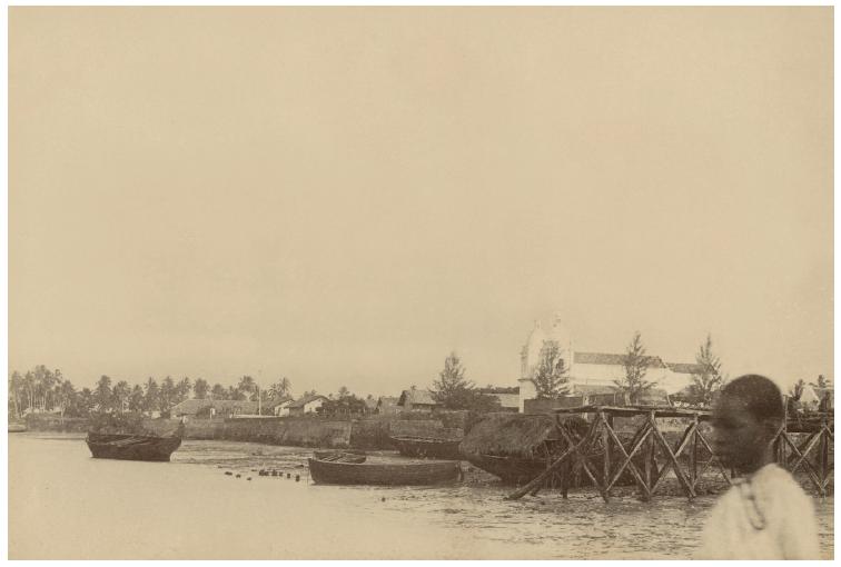 Cais da alf&acirc;ndega no porto de Quelimane