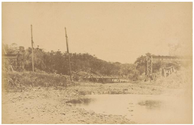 A ponte sobre a ribeira de Chicongene no caminho de ferro de Louren&ccedil;o Marques. Destru&iacute;da durante a &eacute;poca das chuvas (acima) e reerguida pelos t&eacute;cnicos portugueses (abaixo)
