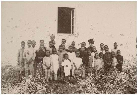 Alunos nativos, com o professor portugu&ecirc;s da escola municipal para crian&ccedil;as do sexo masculino de Louren&ccedil;o Marques