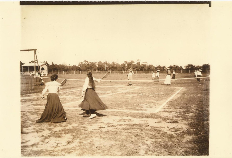 Tenis en el Club Atalanta, circa 1905 (AR-C-CDHISEF1-GLRB-ERB-F36C3).