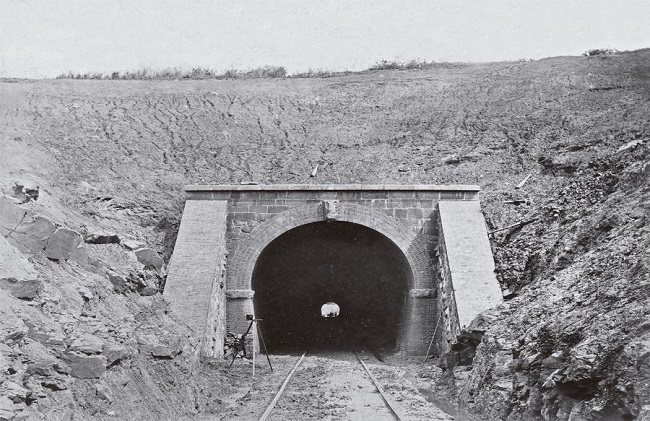 : Benjamin R. Mullock, Entrance to Mappelle Tunnel: Bahia and San Francisco Railway (1859-1861); papel albuminado, p&b (Coleção Thereza Christina Maria, Biblioteca Nacional)