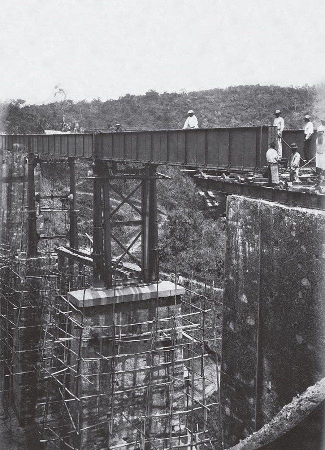 : Guilherme Gaensly, Viaduto do Batedor (em construção), Imperial Estrada de Ferro Central da Província da Bahia (1878); cartão cabinet em papel albuminado, p&b (Coleção Thereza Christina Maria, Biblioteca Nacional)