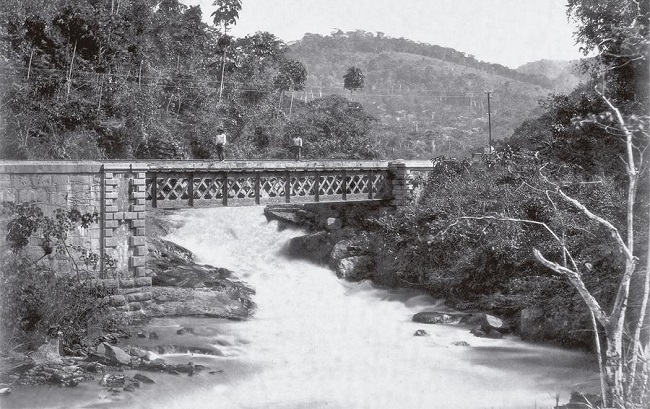 : Autor desconhecido, Estrada de Ferro Dom Pedro 2: Linha Central: ponte n.2 da Cachoeira, Cachoeira do Inferno: quilômetro 263,720 (1881); papel albuminado, p&b (Coleção Thereza Christina Maria, Biblioteca Nacional)