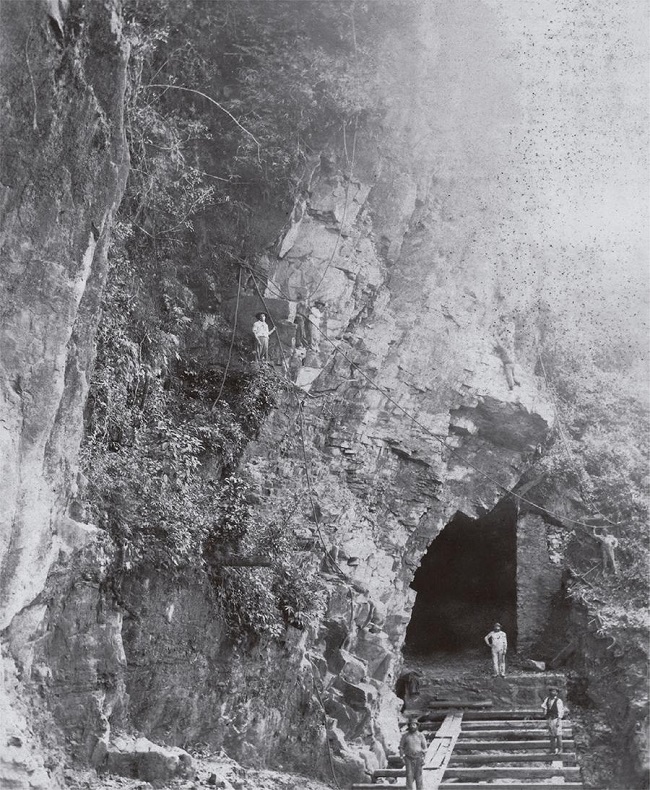 : Marc Ferrez, Estrada de Ferro de Paranaguá a Curitiba: Província do Paraná: túnel n.7 do Pico do Diabo [1880-1884]; colódio, p&b (Coleção Thereza Christina Maria, Biblioteca Nacional)