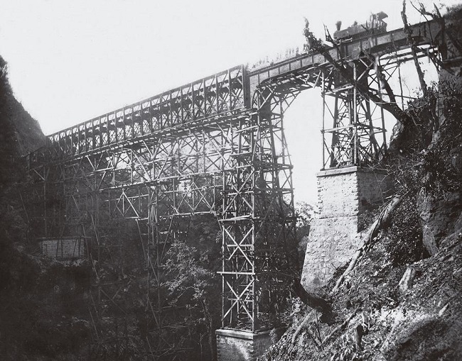 : Marc Ferrez, Estrada de Ferro de Paranaguá a Curitiba: viaduto sobre o rio São João k.[m] 62,210 (1884); colódio, p&b (Coleção Thereza Christina Maria, Biblioteca Nacional)