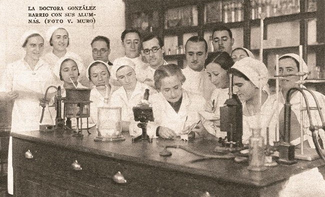 Nieves Gonz&aacute;lez Barrio junto a sus alumnas en el laboratorio, c.1930 