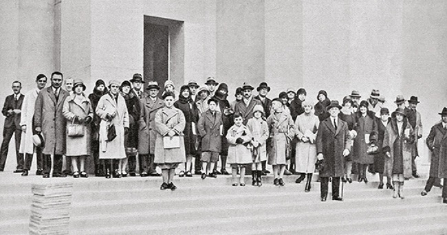 : Delegation of 50 Argentinian physicians and dentists on a visit to the German Hygiene Museum on January 22 [1930]. Photo: Bohr, Dresden (Internationale&hellip;, 15 Feb. 1930)