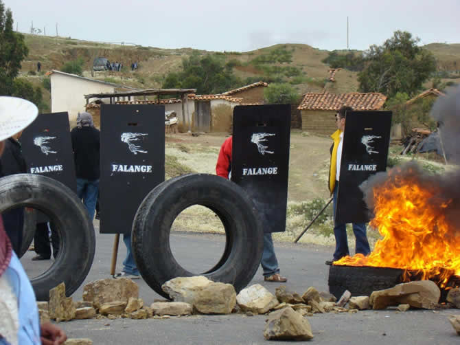 Horacio Poppe Inch (a la derecha) lidera a sus compa�eros del FSB durante la violencia racializada contra los campesinos pro-MAS en Sucre el 24 de mayo de 2008