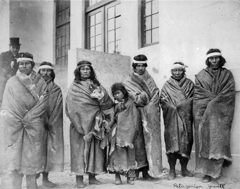 Grupo tehuelche primera plana De izquierda a derecha Casimiro Colojo Lorenza con perro en brazos Giga Bonifacio Guechico y Sinchel