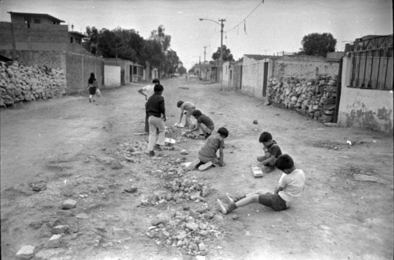 Infantes jugando en las calles del municipio 1980