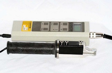 Dinamômetro digital com capacidade até 100 quilogramas-força (Kgf)