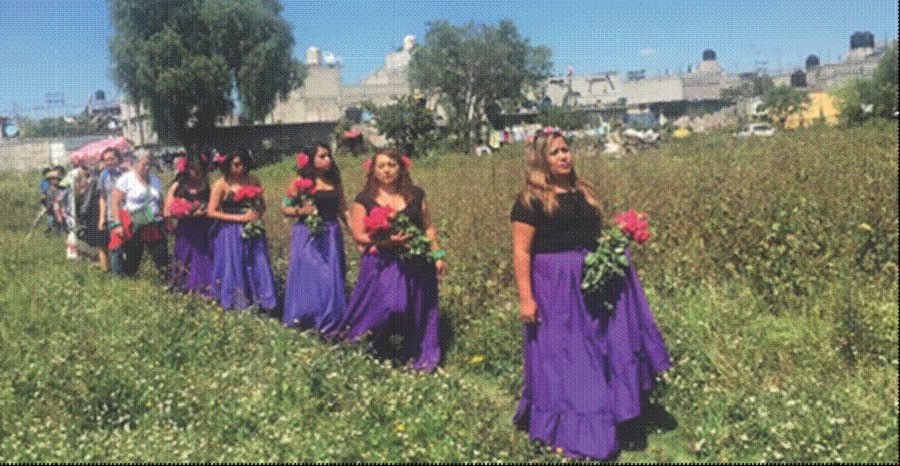 Performance &ldquo;Mi triste despedida&rdquo;, realizado en 2019 en el municipio
							de Ecatepec como parte de la Primera Caravana contra los Feminicidios
							organizada por la Red, en un descampado donde fueron violadas
							sexualmente y asesinadas una mujer y su hija. Foto: Manuel Amador
							(2019).